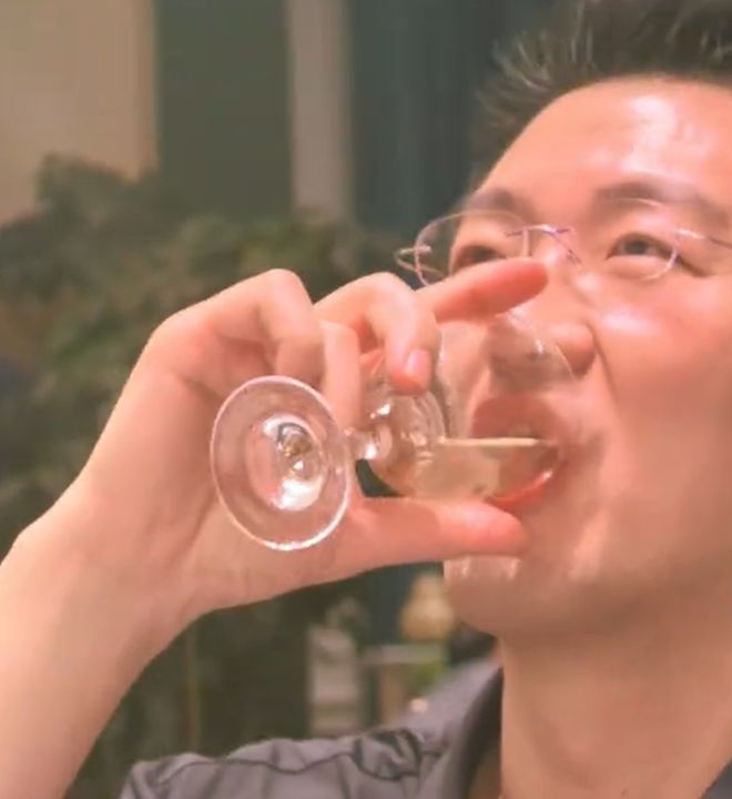 皇马球星维尼修斯被西甲禁赛4场,将缺席对阵巴萨;维尼修斯解释获得红牌原因:一场意外的纠缠!
