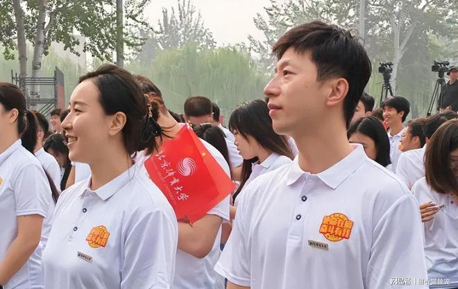 “这跟内衣有啥区别?”中学女儿的外出穿搭,让母亲绷不住了