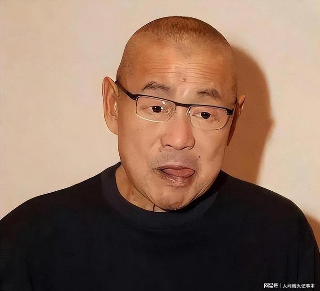疯狂欧冠！土超豪门主帅头被球迷砸水瓶后崩溃辞职 主席：我不同意