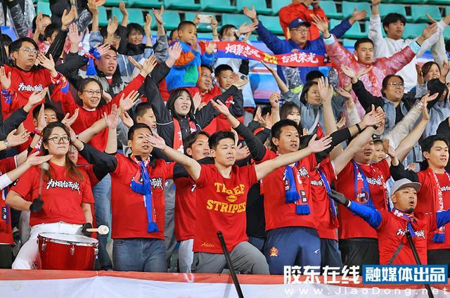 22岁小伙篮球赛中倒地后离世，父亲在直播中目睹，队友烧掉球衣球鞋称不再打球