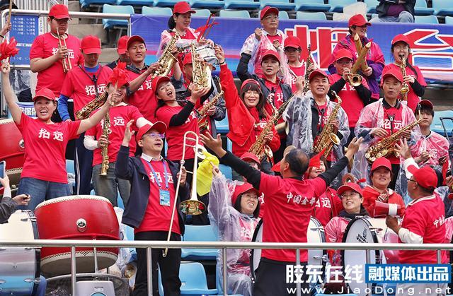 22岁小伙篮球赛中倒地后离世，父亲在直播中目睹，队友烧掉球衣球鞋称不再打球