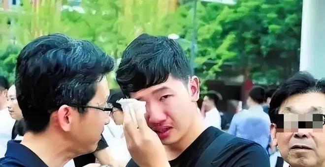 57岁许晴素颜照流出，没了精修和滤镜，这才是普通人该有的样子